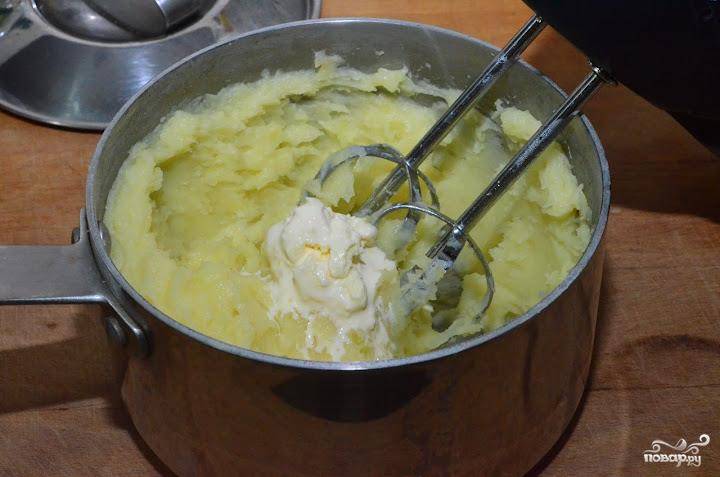 Когда картофель уже практически полностью взбит - можно добавить немножечко сливок и взбить еще раз.