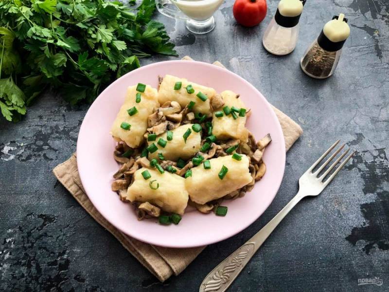 Рецепт Постные картофельные клёцки с луком, грибами и сельдереем | Gastrotochka