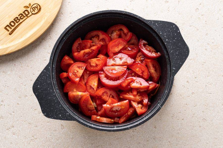 Последними добавьте помидоры. Их можно нарезать дольками или кубиками.