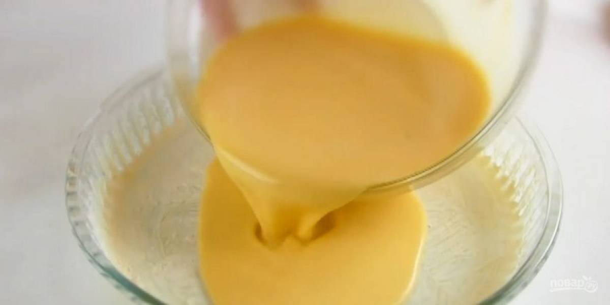 2.  Форму для выпечки смажьте сливочным маслом и обсыпьте мукой. Отправьте в холодильник. Вишню промойте и очистите от косточек. Налейте в форму половину теста.