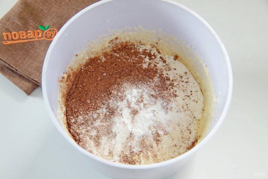 4. Взбейте, добавьте какао, муку, соль и разрыхлитель теста.
