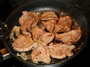 Обжарьте говядину с двух сторон на растительном масле. Жарить до легкой корочки, затем выложить в кастрюлю.