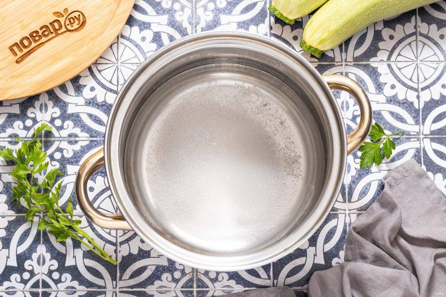 Для маринада вскипятите воду с солью и сахаром. Доведите до кипения, влейте уксус и прогрейте минуту.