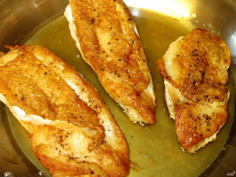 Если вы не сняли кожу с грудок, сначала обжарьте курицу кожей вниз.
Потом с другой стороны обжарьте (всего по 3 минуты с каждой стороны).