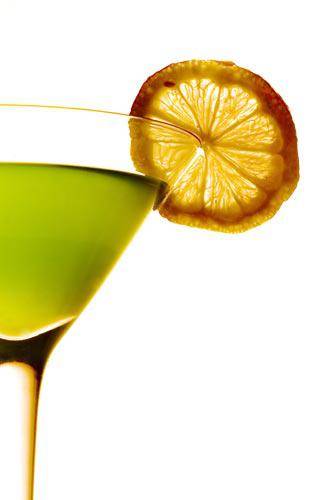 3. Подавать готовый ликер в высоких прозрачных стаканах, украсив мятой или долькой лимона.