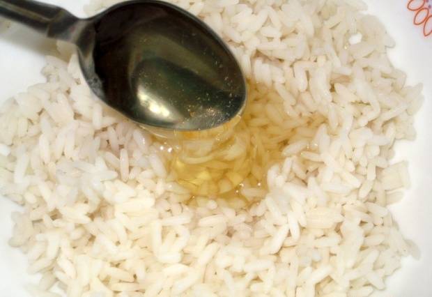 Тем временем мы отвариваем рис до полной готовности, накрываем его крышкой, чтобы он дошел. Затем добавляем в рис мед и перемешиваем все. 