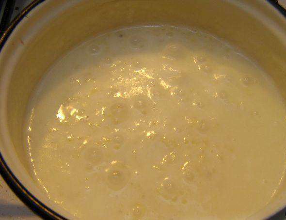 2. В отдельной кастрюле доводим до кипения молоко, смешиваем с отваренной кашей. Добавим сахар, корицу. Варим на слабом огне еще 15 минут, иногда помешиваем.