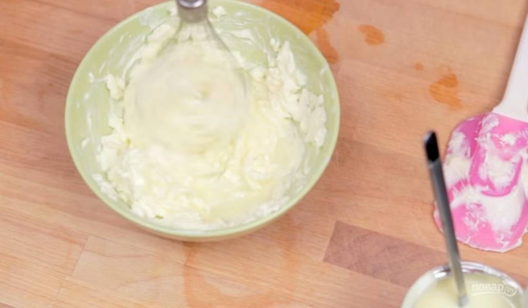 2. Затем сливочный сыр смешайте со сгущенкой и с помощью миксера взбейте до состояния пышного крема. 