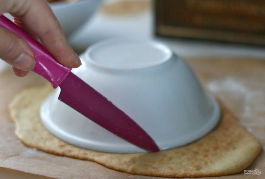 3.	Используйте тарелку или другую форму и вырежьте кружочки. 