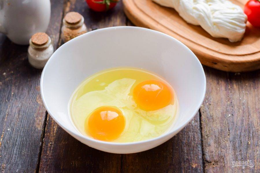 В миску вбейте несколько крупных куриных яиц.