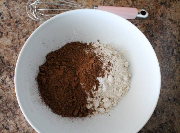 1. В небольшую мисочку отправить просеянную муку, соль и щепотку разрыхлителя. Добавить просеянное какао и хорошо перемешать. 