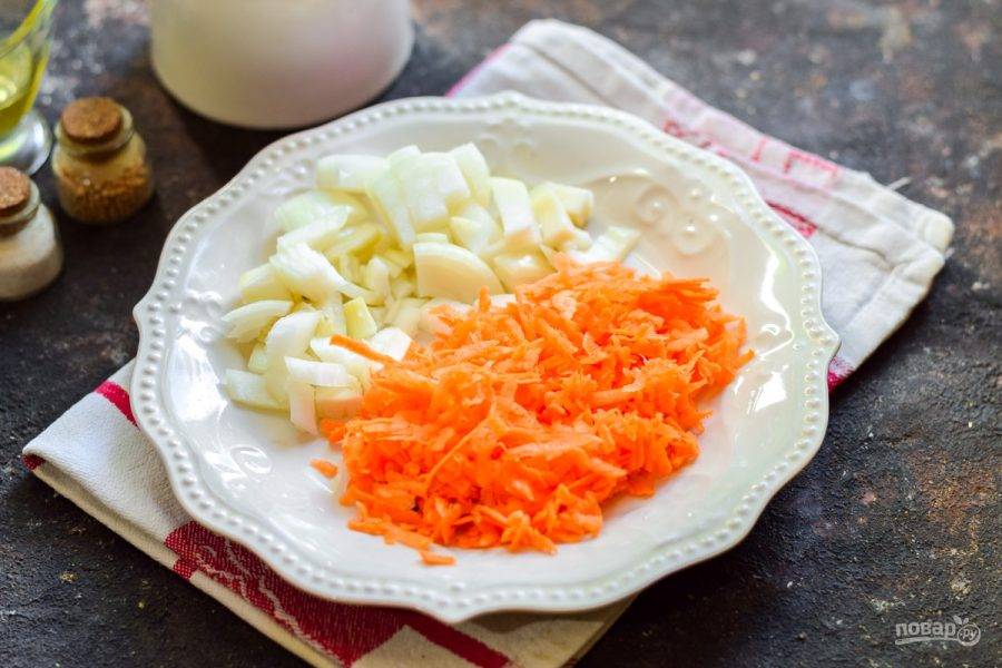 Очистите морковь и лук. Нарежьте лук кубиками, морковь натрите на средней терке.