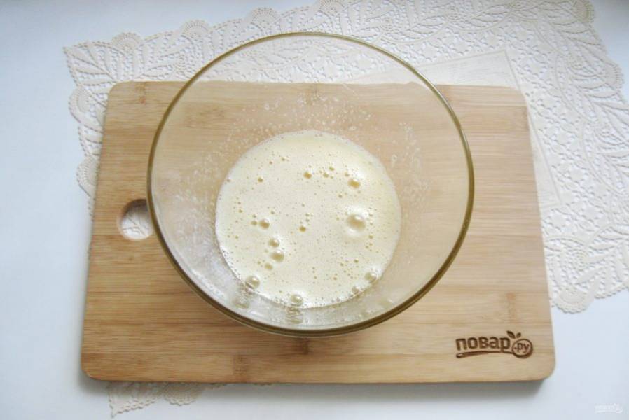 Тщательно перемешайте яйца с сахаром. Можно взбить миксером.