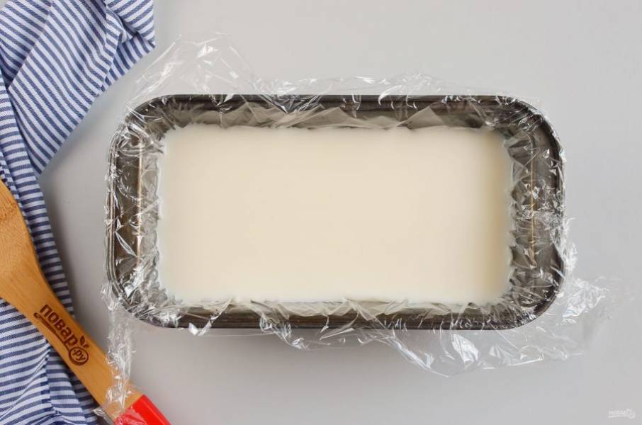 Залейте основу пирожного йогуртовым слоем. Отправьте в холодильник на 1 час.