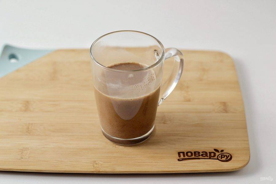 Влейте в кофе 2/3 горячего какао со специями.