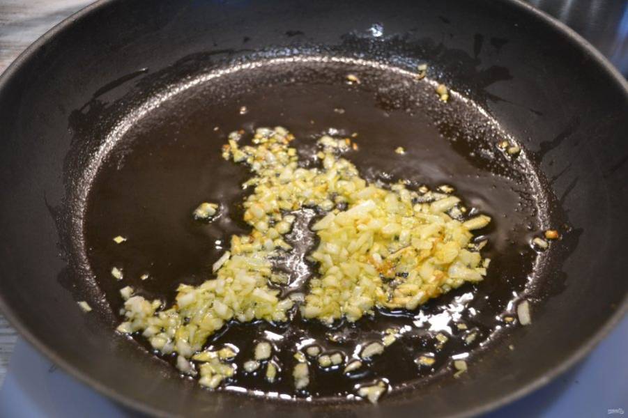 Обжарьте до золотистого цвета мелко нарезанный лук на оливковом масле. Одновременно поставьте кастрюлю с водой для отваривания фарфалле в соответствии с указаниями на упаковке до состояния "аль-денте".