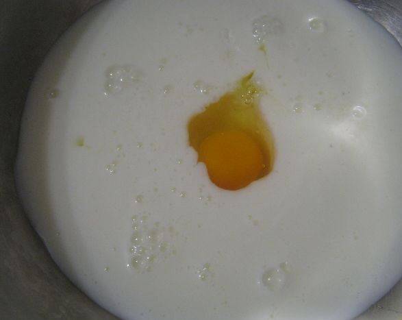 В кефире добавляем яйцо (можно два), соду, соль и сахар. 
