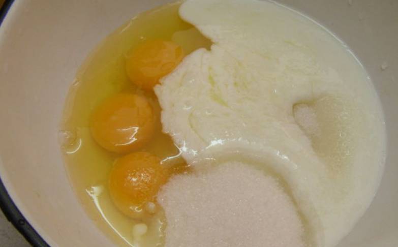 В глубокой миске соедините: яйца, соль, сахар и простоквашу. 