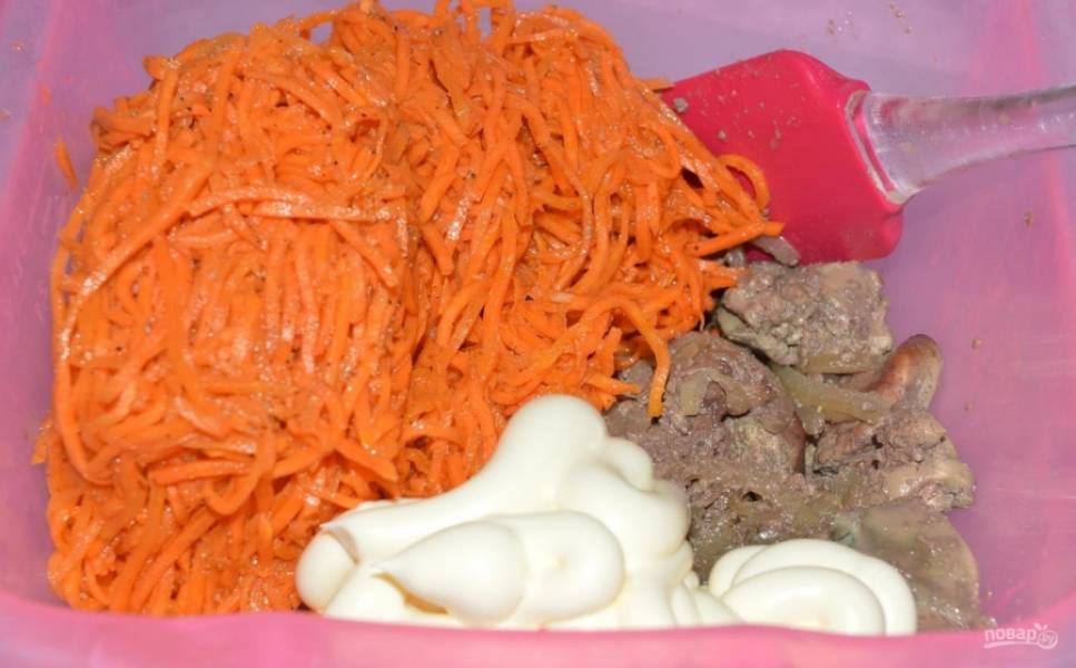 4. Перекладываю в миску остывшую печень, добавлю морковь по-корейски и майонез, перемешиваю салат. 
