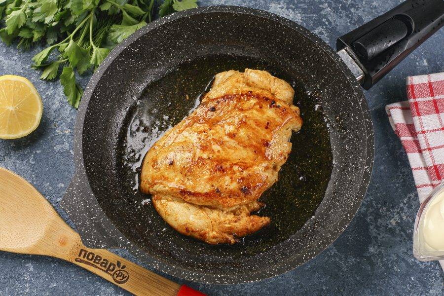 Разогрейте сковороду с маслом, выложите куриное филе и на небольшом огне готовьте под крышкой с двух сторон до золотистого цвета. Готовность можно проверить при помощи ножа.