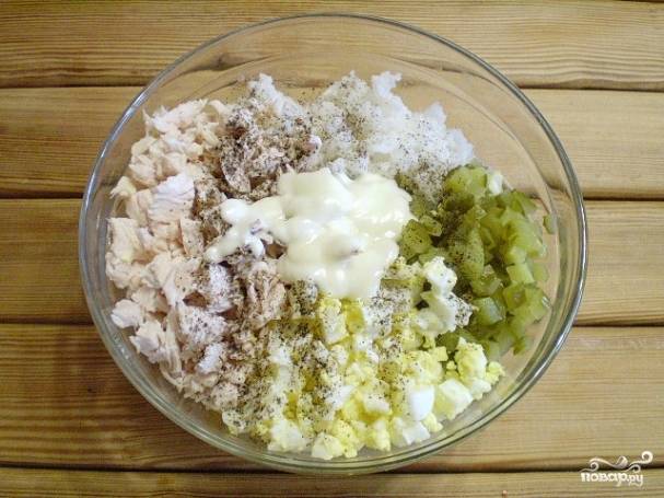 Соберите салат, добавьте майонез, соль и специи. Можно добавить зубчик чеснока для пикантности.