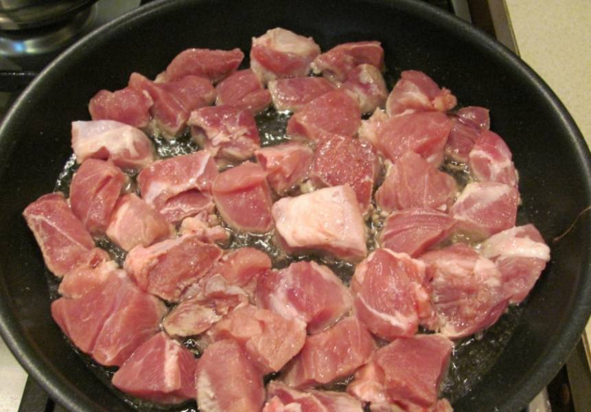 Жареная свинина с луком на сковороде кусочками