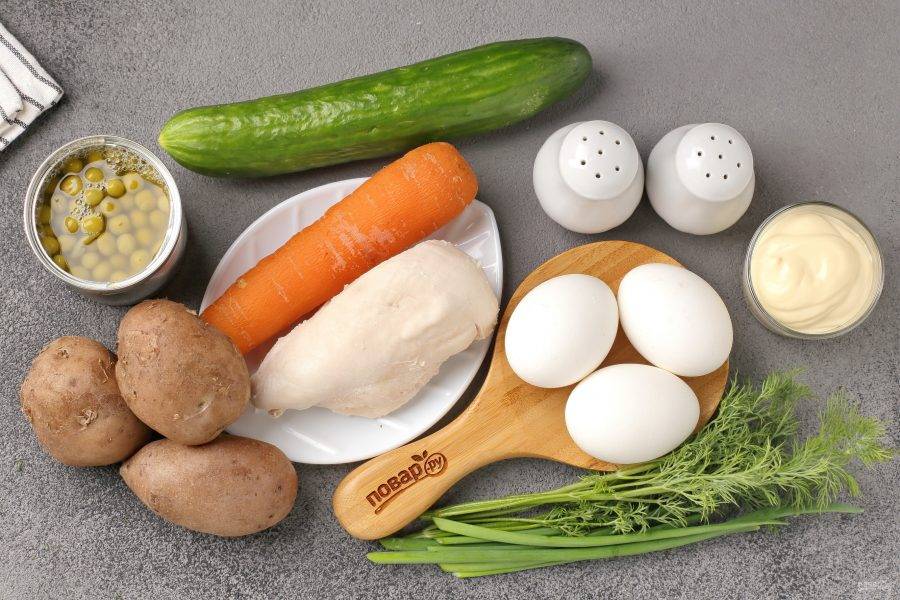 Подготовьте все ингредиенты. Отварите в подсоленной воде куриную грудку. Яйца, картофель и морковь отварите заранее и дайте остыть.