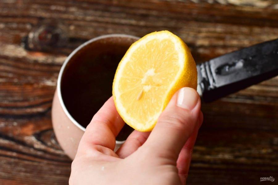 Выдавите сок из лимона удобным способом. Перемешайте и перелейте кофе в чашку.