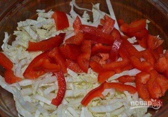 3. Туда же добавьте нарезанный ломтиками сладкий перец.