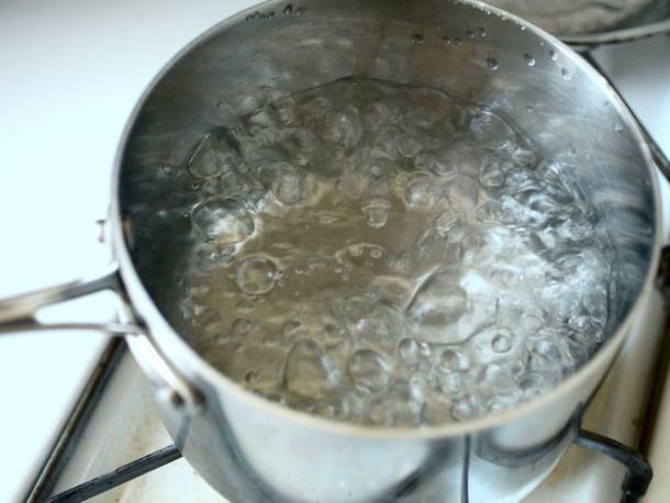 Подготовим рассол. В кастрюле смешайте теплую воду с солью и лимонной кислотой, доведите рассол до кипения.