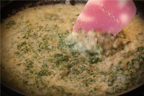 Измельчаем чеснок и выкладываем его на сковороду, солим и приправляем специями соус. 