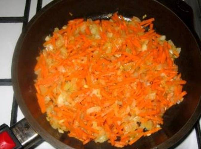 К луку добавьте морковь и обжаривайте 3-4 минуты.