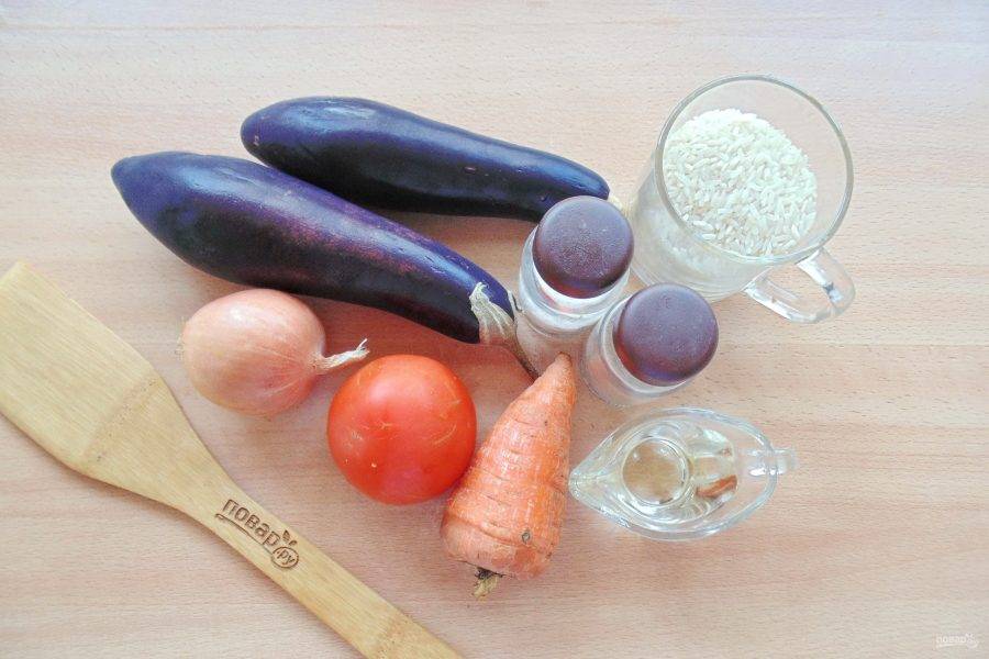 Подготовьте ингредиенты для приготовления баклажанов с рисом.