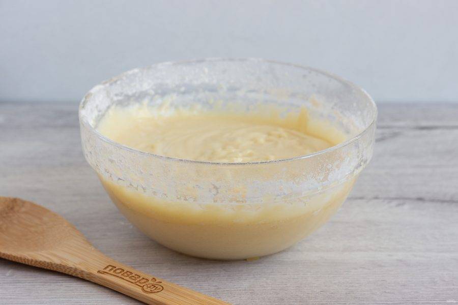Муку просейте прямо в миску со смесью, добавьте соль. Соду растворите в воде, влейте в тесто и ещё раз перемешайте. После этого тесто станет немного светлее.