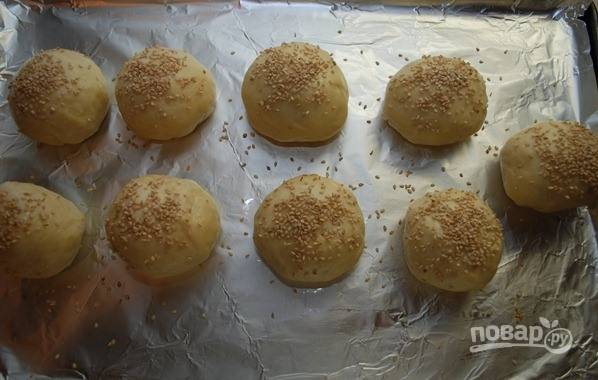 3. Из теста сформируйте булочки и смажьте их сырым яйцом. Сверху посыпьте кунжутом.