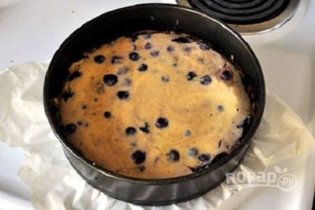 5. Выложите тесто в жаропрочную форму, отправьте в духовку.  