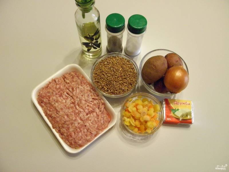 Приготовьте продукты для супа. Используйте домашний или магазинный фарш. 