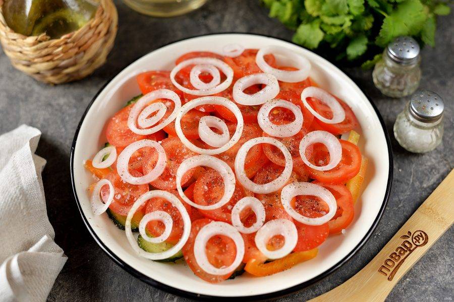 Слейте маринад с лука, разделите его на кольца и выложите следующим слоем на салат. Теперь салат поперчите свежим молотым перцем и посыпьте морской солью.