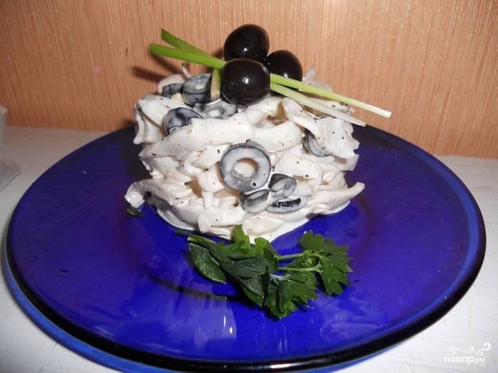 Рецепт приготовления салата из кальмаров и оливок