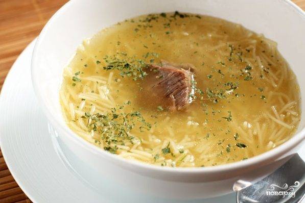 Легкий суп на мясном бульоне с лапшой и свежей зеленью