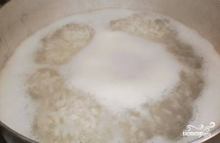 Рис промойте в холодной воде несколько раз. Вскипятите 14 стаканов воды. Добавьте в неё рис и варите до готовности. Потом откиньте его в дуршлаг, промойте.