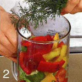 Сложить овощи и зелень в
блендер и довести до кондиции пюре.