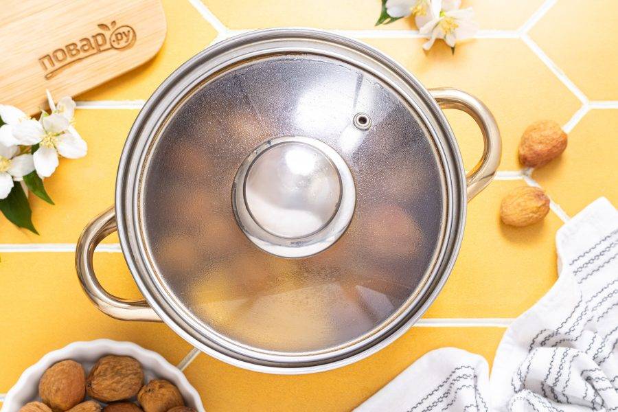 Накройте кастрюлю крышкой, снимите с плиты и дайте компоту настояться еще 30 минут. Перед подачей компот можно процедить по желанию, но я этого не делаю. Подавать компот можно как теплым, так и охлажденным.