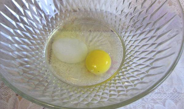 1. Как сделать манты по-узбекски? Для начала необходимо приготовить тесто. Для этого в миске нужно соединить яйцо, около 100 миллилитров воды, соль и 1 чайную ложку растительного масла. 