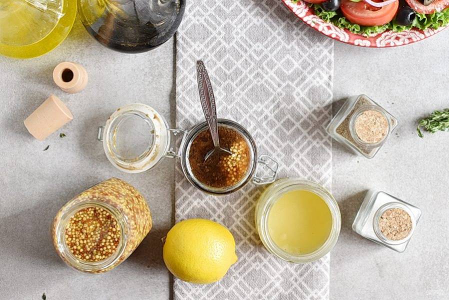 Взбейте в баночке горчицу, лимонный сок, мед, соевый соус и масло до однородности.