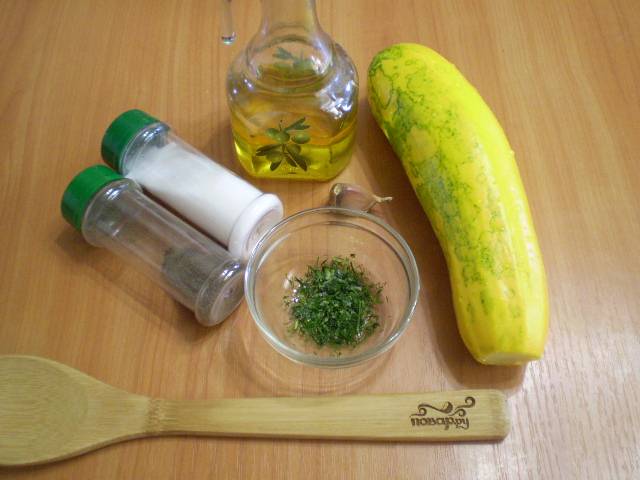 Приготовьте овощи и терку для овощей по-корейски.