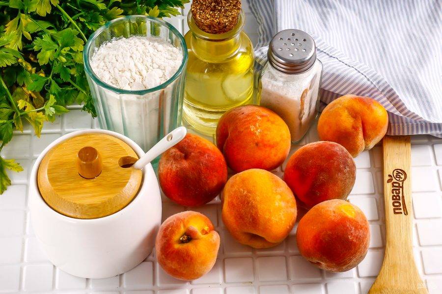 Подготовьте указанные ингредиенты. Персики промойте в воде, удаляя ворсистый слой с поверхности фруктов.
