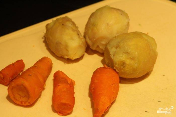 Отварить картофель и морковь. Остудить, почистить.