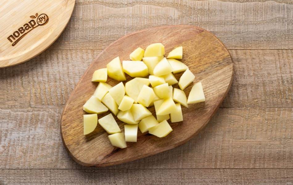 Картофель помойте, очистите и нарежьте кубиками.