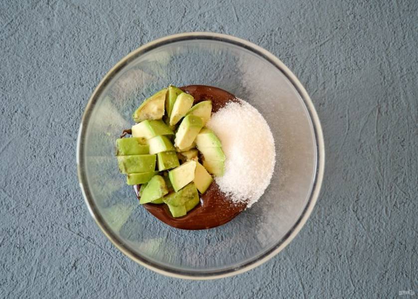 Очистите авокадо, нарежьте на ломтики. Измельчите блендером все ингредиенты (кроме какао) до однородной массы. 